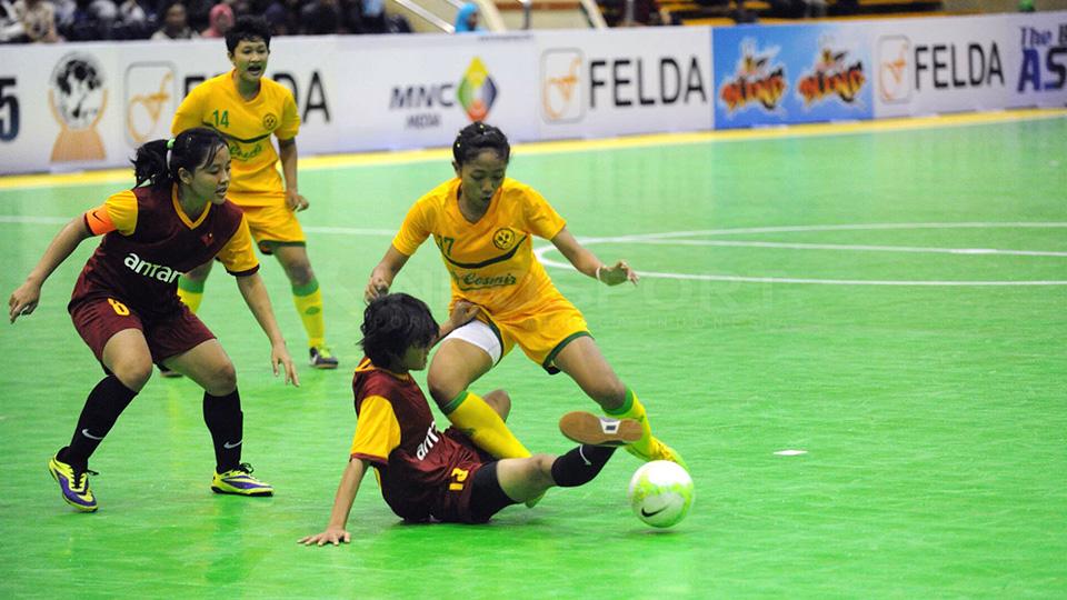 Bertahan. Intan Nuraiani (jersey kuning no 17) dari tim futsal putri UNJ harus berhadapan dengan pemain bertahan UPI Mila Nurkamila (jersey no 13).